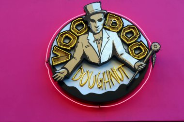 Universal City, Hollywood, California - 3 Ekim 2023: Universal Stüdyoları Hollywood 'da CityWalk' da Voodoo Doughnut. Voodoo Donut bir Amerikan donut şirketidir.
