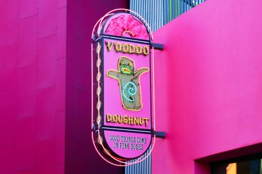 Universal City, Hollywood, California - 3 Ekim 2023: Universal Stüdyoları Hollywood 'da CityWalk' da Voodoo Doughnut. Voodoo Donut bir Amerikan donut şirketidir. 