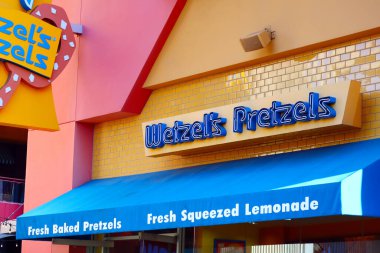 Universal City, Hollywood, California - 3 Ekim 2023 Wetzel 's Pretzels, Amerikan fast-food restoranlar zinciri, simit ve sosisli sandviç üzerine uzmanlaşmış.