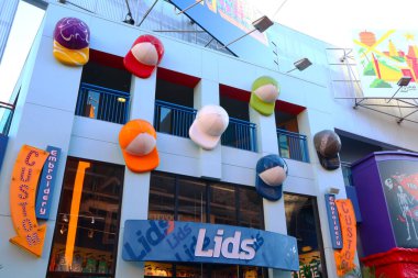 Universal City, Hollywood, California - 3 Ekim 2023: LIDS Amerikan perakendecisi Hollywood Universal Stüdyoları 'nda CityWalk' ta atletik başlık konusunda uzmanlaşmış