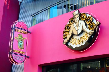 Universal City, Hollywood, California - 3 Ekim 2023: Universal Stüdyoları Hollywood 'da CityWalk' da Voodoo Doughnut. Voodoo Donut bir Amerikan donut şirketidir. 