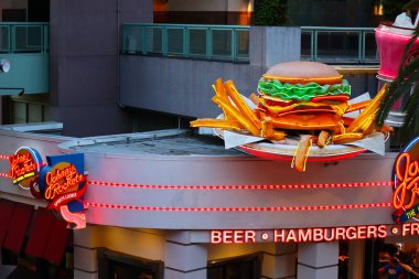 Universal City, Hollywood, California - 3 Ekim 2023 Johnny Rockets, Orijinal Hamburger. Hollywood Universal Stüdyoları 'nda CityWalk' ta ikonik burger, milk shake, patates kızartması ve eğlence 