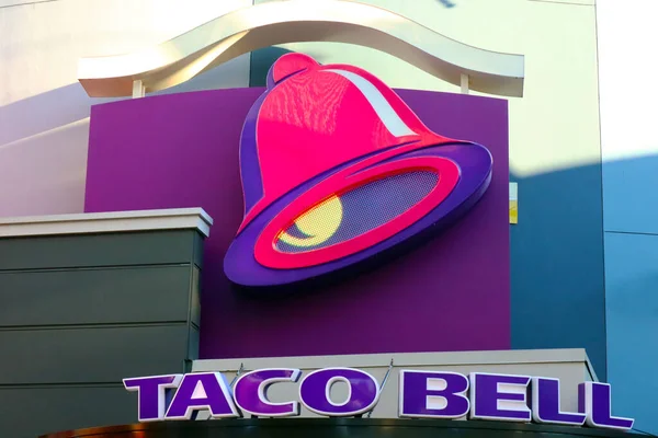 Universal City, Hollywood, California - 3 Ekim 2023 Hollywood Universal Stüdyoları 'ndaki CityWalk' taki TACO ÇELİ Fast food restoranı