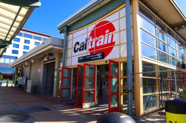 San Francisco, California - 23 Ekim 2023 San Francisco Caltrain Tren İstasyonu. Caltrain, San Francisco Yarımadası ve Santa Clara Vadisi 'ne hizmet veren bir Kaliforniya banliyö tren hattı. 
