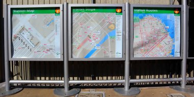 San Francisco, Kaliforniya 23 Ekim 2023: San Francisco Caltrain Tren İstasyonu 'ndaki Geçiş Bilgileri Panelleri. San Francisco Yarımadası ve Santa Clara Vadisi 'ne hizmet veren Caltrain tren hattı.