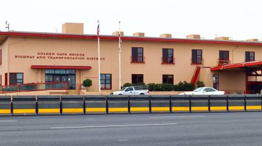 San Francisco, California - 24 Ekim 2023: Golden Gate Köprüsü Otoyolu ve Ulaşım Bölgesi, Golden Gate Köprüsü ve toplu taşıma sistemlerini işletir ve sürdürür.