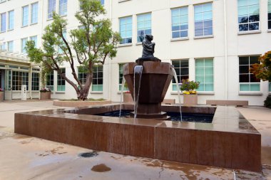 San Francisco, California - 24 Ekim 2023: YODA Çeşmesi. Star Wars karakteri Yoda 'nın bronz heykeli olan çeşme, San Francisco' daki Lucasfilm ofislerine monte edildi.