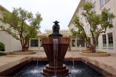 San Francisco, California - 24 Ekim 2023: YODA Çeşmesi. Star Wars karakteri Yoda 'nın bronz heykeli olan çeşme, San Francisco' daki Lucasfilm ofislerine monte edildi.