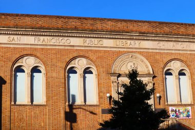 San Francisco, California - 25 Ekim 2023: San Francisco Halk Kütüphanesi Çin Mahallesi, Çin Mahallesi Mark Lai Kütüphanesi, 1135 Powell Caddesi, San Francisco