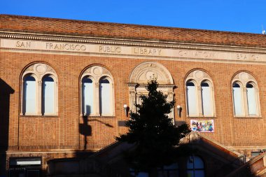San Francisco, California - 25 Ekim 2023: San Francisco Halk Kütüphanesi Çin Mahallesi, Çin Mahallesi Mark Lai Kütüphanesi, 1135 Powell Caddesi, San Francisco