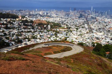 San Francisco, California - 25 Ekim 2023: Twin Peaks ve Twin Peaks Bulvarı 'ndan ufuk çizgisi
