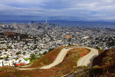 San Francisco, California - 25 Ekim 2023: Twin Peaks ve Twin Peaks Bulvarı 'ndan ufuk çizgisi