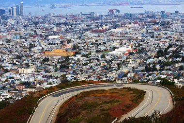 San Francisco, California - 25 Ekim 2023: Twin Peaks ve Twin Peaks Bulvarı 'ndan ufuk çizgisi