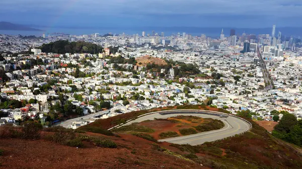 San Francisco, California - 25 Ekim 2023: Twin Peaks ve Twin Peaks Bulvarı 'ndan ufuk çizgisi