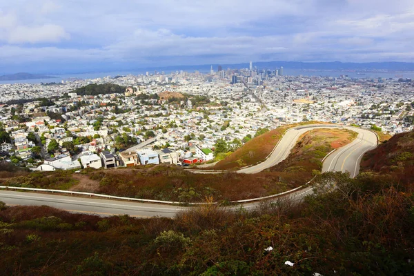 San Francisco, California - 25 Ekim 2023: Twin Peaks ve Twin Peaks Bulvarı 'ndan ufuk çizgisi