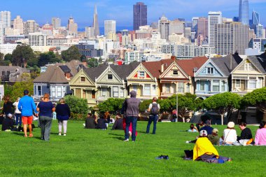 San Francisco, California - 23 Ekim 2023: Boyanmış Kadınlar, Alamo Square Park 'ın karşısındaki 710720 Steiner Caddesi' ndeki Viktorya Dönemi evleri
