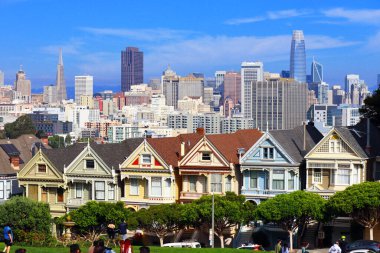San Francisco, California - 23 Ekim 2023: Boyanmış Kadınlar, Alamo Square Park 'ın karşısındaki 710720 Steiner Caddesi' ndeki Viktorya Dönemi evleri