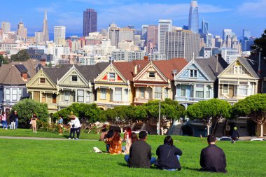 San Francisco, California - 23 Ekim 2023: Boyanmış Kadınlar, Alamo Square Park 'ın karşısındaki 710720 Steiner Caddesi' ndeki Viktorya Dönemi evleri