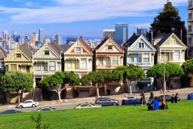 San Francisco, California - 23 Ekim 2023: Boyanmış Kadınlar, Alamo Square Park 'ın karşısındaki 710720 Steiner Caddesi' ndeki Viktorya Dönemi evleri