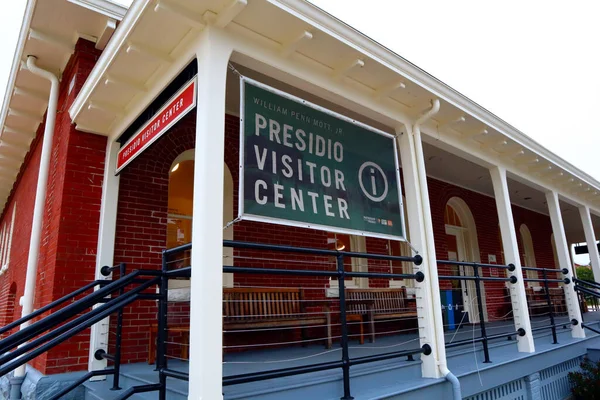 San Francisco, California - 24 Ekim 2023: Presidio Ziyaretçi Merkezi, San Francisco Presidio Ulusal Parkı 'nda yapılacak ne varsa bulabileceğiniz yer.