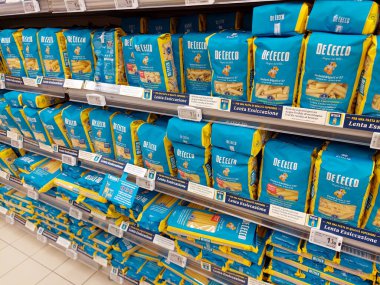 Roma, İtalya - 7 Şubat 2024: Makarna de CECCO bir süpermarkette rafta. İtalya 'nın Fara San Martino şehrinde üretilen geleneksel İtalyan yemekleri