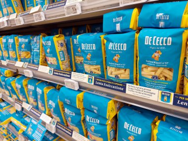 Roma, İtalya - 7 Şubat 2024: Makarna de CECCO bir süpermarkette rafta. İtalya 'nın Fara San Martino şehrinde üretilen geleneksel İtalyan yemekleri