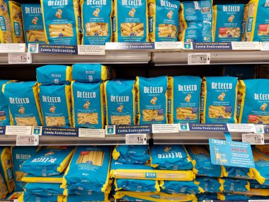 Roma, İtalya - 7 Şubat 2024: Makarna de CECCO bir süpermarkette rafta. İtalya 'nın Fara San Martino şehrinde üretilen geleneksel İtalyan yemekleri