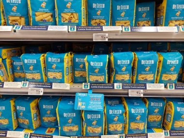 Roma, İtalya - 7 Şubat 2024: Makarna de CECCO bir süpermarkette rafta. İtalya 'nın Fara San Martino şehrinde üretilen geleneksel İtalyan yemekleri