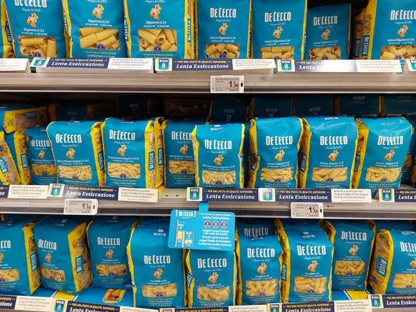 Roma, İtalya - 7 Şubat 2024: Makarna de CECCO bir süpermarkette rafta. İtalya 'nın Fara San Martino şehrinde üretilen geleneksel İtalyan yemekleri