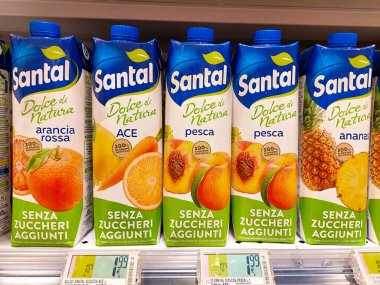 Roma, İtalya - 8 Şubat 2024: Santal Fruit Juices in a brick on a supermarket. Santal, İtalyan meyve suyu ve nektar ürünüdür.