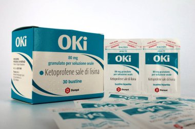 Roma, İtalya - 14 Şubat 2024: Ketoprofen lizin çözeltisi ile OKI ilacı. Oki, İtalya 'nın Domp Farmaceuticalı bir markasıdır.
