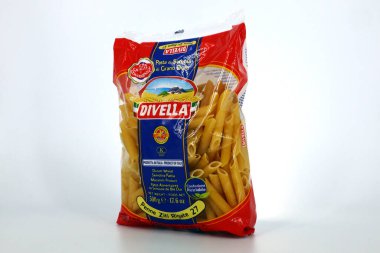 Roma, İtalya - 14 Şubat 2024: Pasta DIVELLA, kare lahanalı makarna ürünü. İtalya 'nın Rutigliano şehrinde üretilen geleneksel İtalyan yemekleri