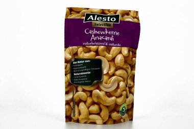 Roma, İtalya - 14 Şubat 2024: Alesto Ceviz Torbası LIDL Süpermarket zinciri tarafından satıldı 