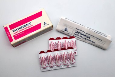 Roma, İtalya - 17 Şubat 2024: Bir kutu TACHIPIRINA 1000 mg fitil. Tachipirina parasetamol içeriyor, ateş ve ağrıyı tedavi etmek için kullanılan bir ilaç. İmalat: Angelini Pharma, İtalya