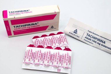 Roma, İtalya - 17 Şubat 2024: Bir kutu TACHIPIRINA 1000 mg fitil. Tachipirina parasetamol içeriyor, ateş ve ağrıyı tedavi etmek için kullanılan bir ilaç. İmalat: Angelini Pharma, İtalya