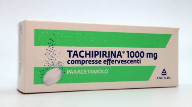 Roma, İtalya - 17 Şubat 2024: Bir kutu TACHIPIRINA Effervescent Tabletleri. Tachipirina parasetamol içeriyor, ateş ve ağrıyı tedavi etmek için kullanılan bir ilaç. İmalat: Angelini Pharma, İtalya