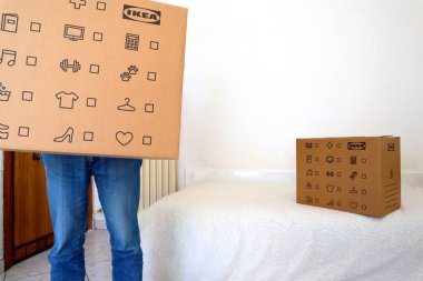 Roma, İtalya - 21 Şubat 2024: IKEA taşınma sırasında kullanılan karton kutular. IKEA dünyanın en büyük mobilya perakendecisi ve mobilya montajına hazır satıyor.