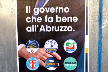Abruzzo, İtalya - 3 Mart 2024: ABRUZZO Bölgesel ELEKsiyonları için Seçim Duvarı Posterleri 10 Mart 2024. Siyasi Partilerin Adayları ve Sembolleri