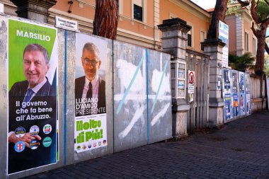 Abruzzo, İtalya - 3 Mart 2024: ABRUZZO Bölgesel ELEKsiyonları için Seçim Duvarı Posterleri 10 Mart 2024. Siyasi Partilerin Adayları ve Sembolleri