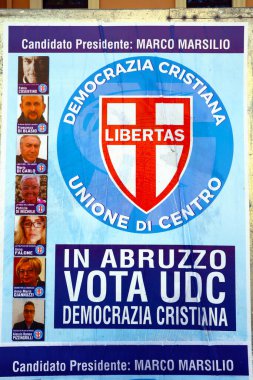Abruzzo, İtalya - 3 Mart 2024: DEMOCRAZIA CRISTIANA Siyasi Partisi sembollü ABRUZZO Bölgesel Seçimleri için Seçim Duvarı Posteri