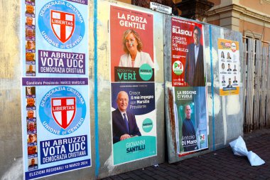 Abruzzo, İtalya - 3 Mart 2024: ABRUZZO Bölgesel ELEKsiyonları için Seçim Duvarı Posterleri 10 Mart 2024. Siyasi Partilerin Adayları ve Sembolleri