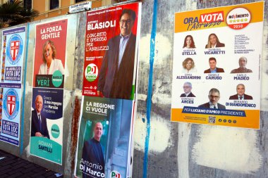 Abruzzo, İtalya - 3 Mart 2024: ABRUZZO Bölgesel ELEKsiyonları için Seçim Duvarı Posterleri 10 Mart 2024. Siyasi Partilerin Adayları ve Sembolleri