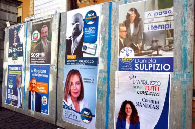 Abruzzo, İtalya - 3 Mart 2024: ABRUZZO Bölgesel ELEKsiyonları için Seçim Duvarı Posterleri 10 Mart 2024. Siyasi Partilerin Adayları ve Sembolleri