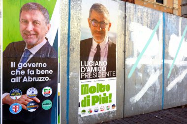 Abruzzo, İtalya - 3 Mart 2024: ABRUZZO Bölgesel ELEKsiyonları için Seçim Duvarı Posterleri 10 Mart 2024. Siyasi Partilerin Adayları ve Sembolleri