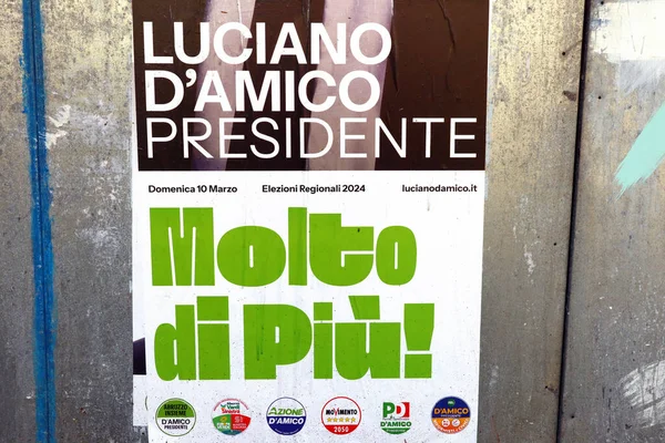 Abruzos Italia Marzo 2024 Carteles Del Muro Electoral Para Las Imagen De Stock