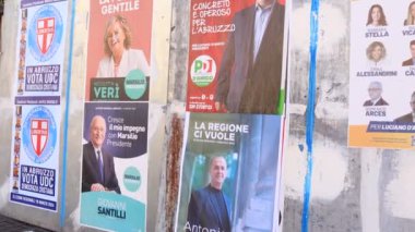 Abruzzo, İtalya - 3 Mart 2024: ABRUZZO Bölgesel ELEKsiyonları için Seçim Duvarı Posterleri 10 Mart 2024. Siyasi Partilerin Adayları ve Sembolleri