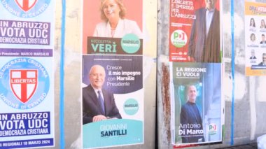 Abruzzo, İtalya - 3 Mart 2024: ABRUZZO Bölgesel ELEKsiyonları için Seçim Duvarı Posterleri 10 Mart 2024. Siyasi Partilerin Adayları ve Sembolleri
