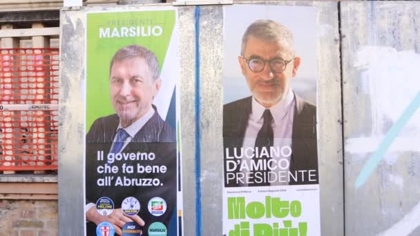 Abruzzo Italië Maart 2024 Verkiezingsmuur Posters Voor Abruzzo Regional Elections — Stockvideo
