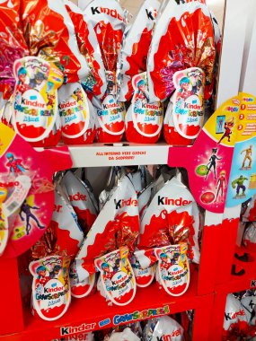 Roma, İtalya - 14 Mart 2024: Kinder Sürpriz Paskalya Yumurtaları. Kinder Surprise, Ferrero tarafından İtalya 'da üretilen bir üründür.