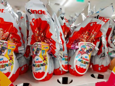 Roma, İtalya - 14 Mart 2024: Kinder Sürpriz Paskalya Yumurtaları. Kinder Surprise, Ferrero tarafından İtalya 'da üretilen bir üründür.